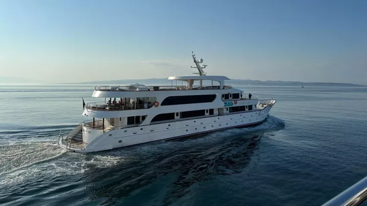 AMs Adriatic Sky on the ocean