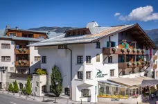 Sunny exterior of Hotel and restaurant Zum Hirschen, Austria