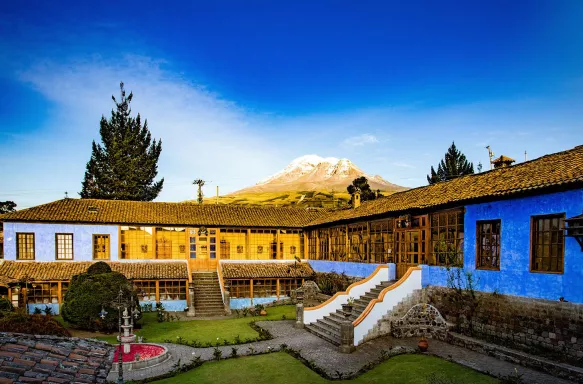 Hostería La Andaluza bungalow-like hotel with a background view of a Sierra mountain