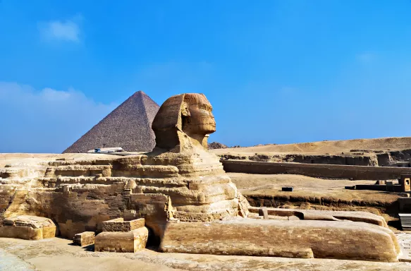 Great sphinx with the pyramid in the background, Giza, Egypt