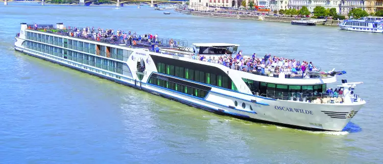Oscar Wilde ship on the Douro with the Hungarian Parliament Building in the background